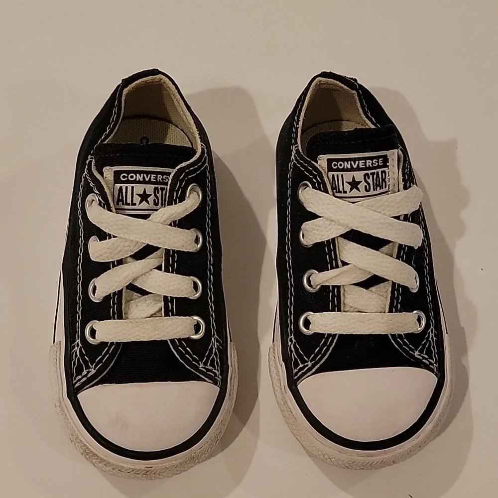 Converse low top kids baby size 5 black chuck Taylor sneakers